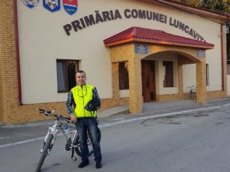 Primarul Ștefan Ilie de la Luncavița și bicicleta sa. FOTO Facebook