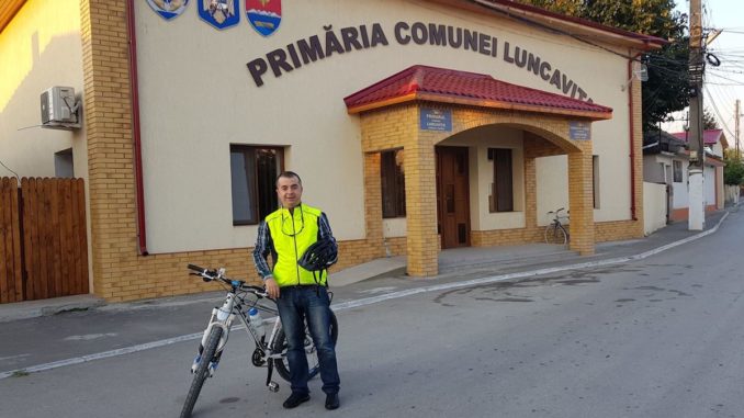 Primarul Ștefan Ilie de la Luncavița și bicicleta sa. FOTO Facebook