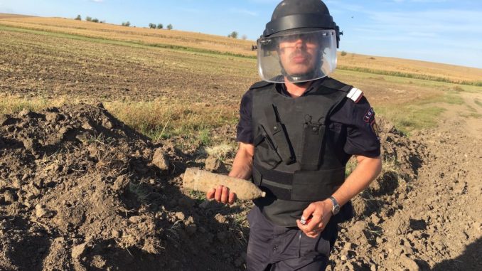 Proiectil de artilerie descoperit la Mihai Bravu, Tulcea. FOTO ISU Delta