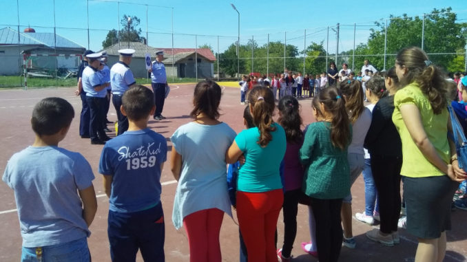 Polițiștii, prezenți alături de cei mici. FOTO IPJ Tulcea