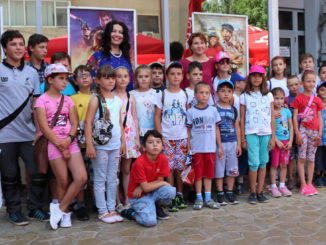 Copiii din Vișina, la intrare în cinematograful din Tulcea. FOTO Adrian Boioglu