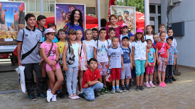 Copiii din Vișina, la intrare în cinematograful din Tulcea. FOTO Adrian Boioglu