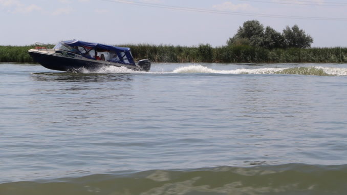 Navă cu pasageri în Delta Dunării. FOTO Adrian Boioglu / Arhiva TLnews