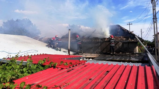 Casă cuprinsă de flăcări în localitate tulceană Carcaliu. FOTO ISU Tulcea