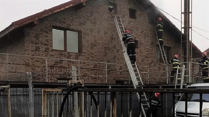 Intervenția promptă a pompierilor tulceni a salvat o casă din Tulcea. FOTO ISU Tulcea
