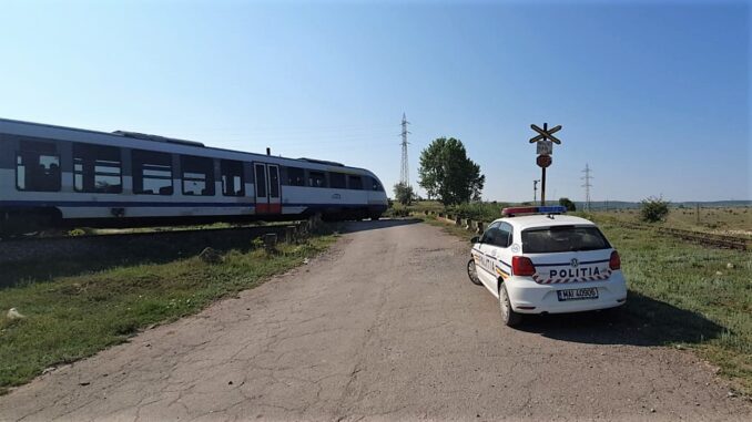 Autoturism lovit de tren în Tulcea. FOTO IPJ Tulcea