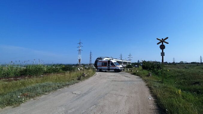 Autoturism lovit de tren în Tulcea. FOTO IPJ Tulcea