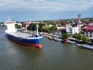 Navă în portul fluvial Sulina. FOTO Ovidiu Oprea