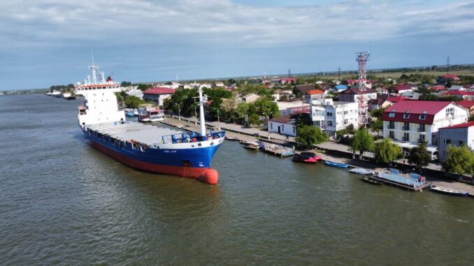 Navă în portul fluvial Sulina. FOTO Ovidiu Oprea